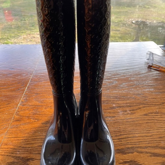 Louis Vuitton Rain Boots. - Picture 2 of 4